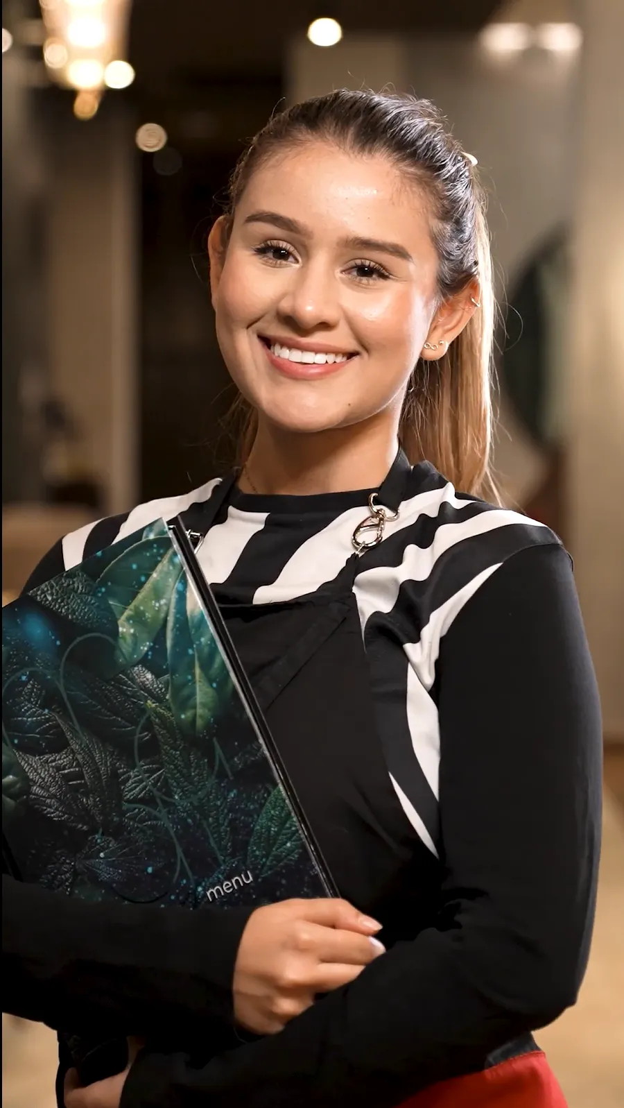 Команда кейтеринга в униформе сервирует фуршетный стол на свадебном банкете